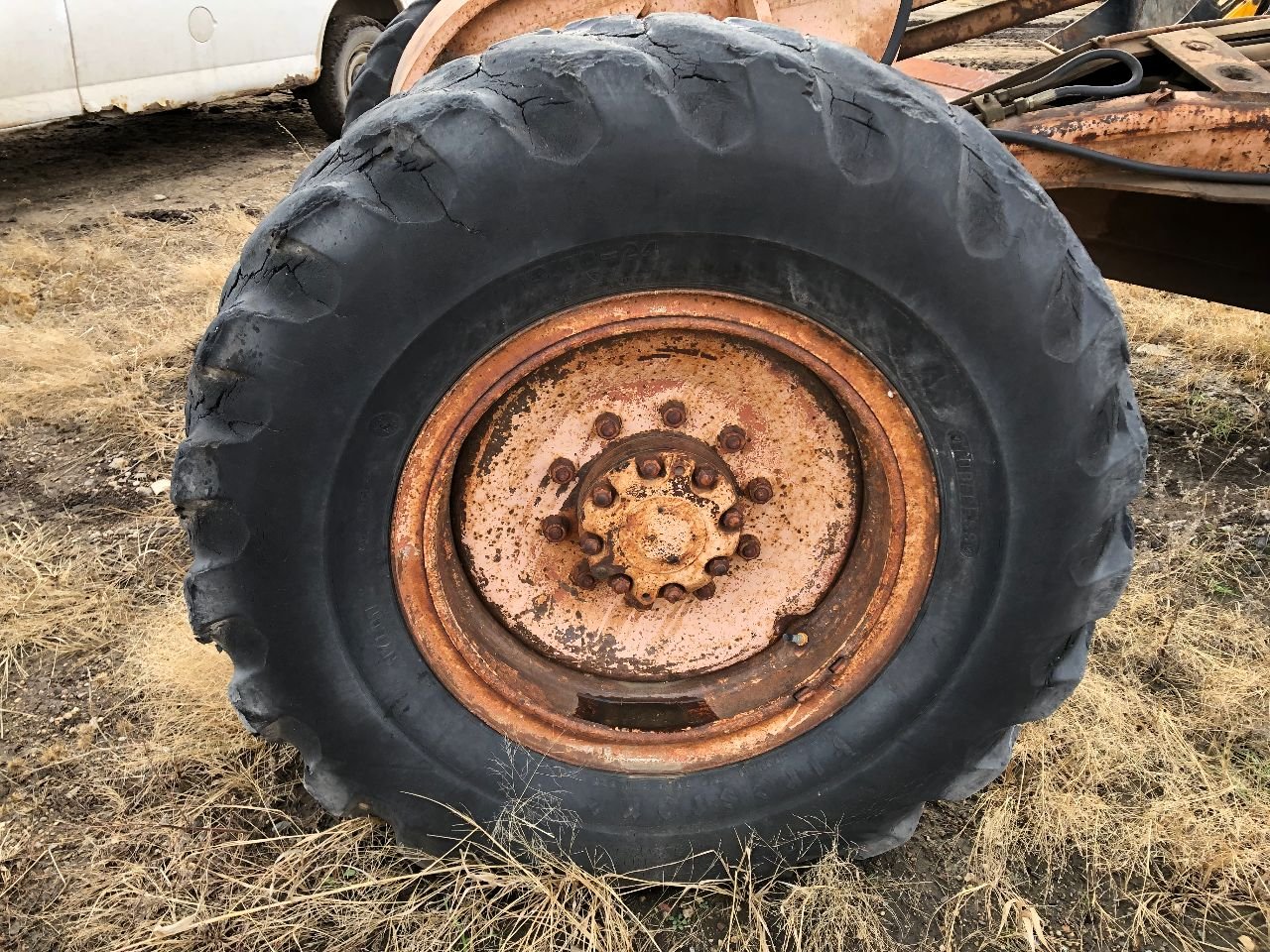 Austin Western 88 Super Grader Tire and Rim