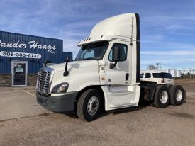 2016 Freightliner CASCADIA Truck: Tractor, Tandem Axle Day Cab