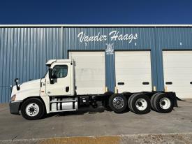 2015 Freightliner CASCADIA Truck: Cab & Chassis, Tandem Axle