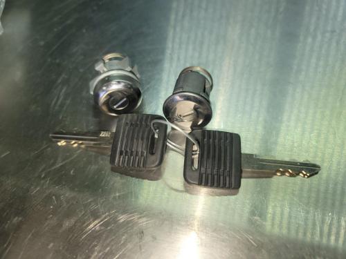 Freightliner C120 CENTURY Both Latches And Locks