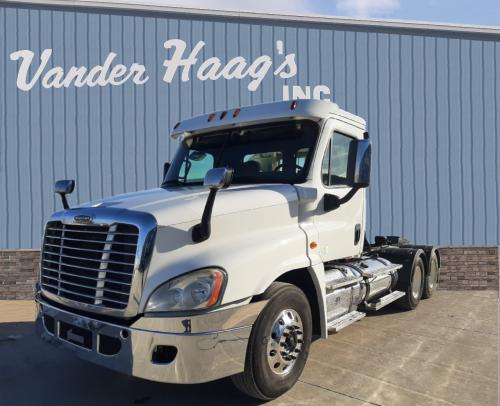 2015 Freightliner CASCADIA Truck: Tractor, Tandem Axle Day Cab
