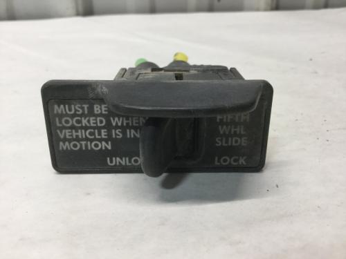 2006 Freightliner COLUMBIA 120 Switch | Fifth Wheel | P/N 3270-250H