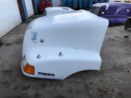 Hood, 2000 Volvo VNL : White