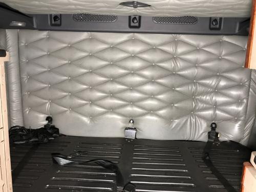 2017 Freightliner CASCADIA Lower Sleeper Wall Interior (Gray)