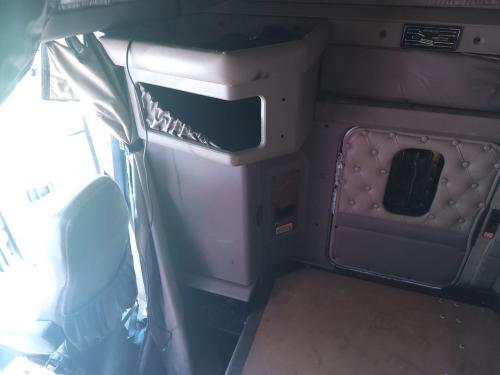 2005 Kenworth T600 Right Cabinets