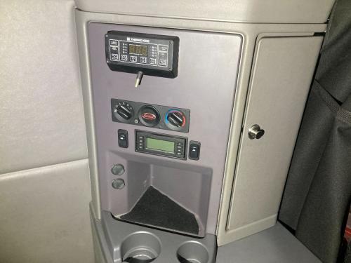 2017 Peterbilt 579 Control: Sleeper Controls W/ Panel And Cup Holder