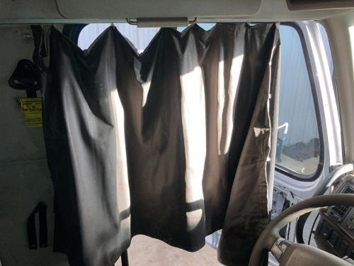 2013 Volvo VNL Both Interior, Curtains