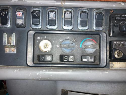 2002 Peterbilt 387 Heater & AC Temp Control: 1 Knob Missing. 3 Knobs & 3 Switches