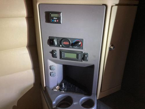 2015 Peterbilt 579 Control: Sleeper Controls W/ Panel And Cup Holder