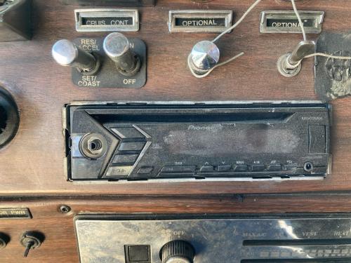 Freightliner CLASSIC XL A/V (Audio Video): Missing Knob