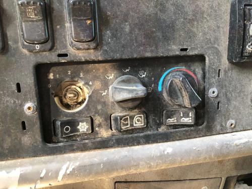2007 Peterbilt 387 Heater & AC Temp Control: 3 Knobs, 3 Switches, Left Fan Speed Knob Missing