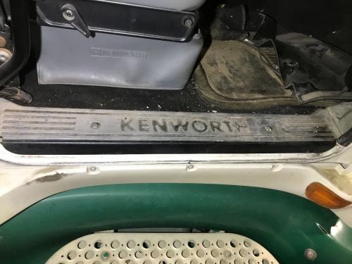 1999 Kenworth T2000 Rh Sill Plate, Kenworth Logo