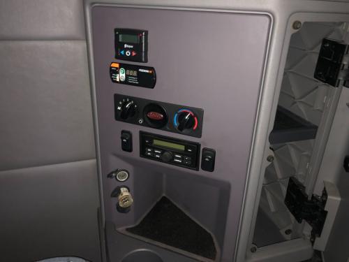 2015 Peterbilt 579 Control: Sleeper Controls W/ Panel And Cupholder