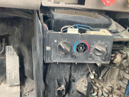 2004 Mack CX Heater & AC Temp Control: 3 Knob 2 Button, Missing Center Knob
