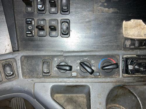 2005 Freightliner COLUMBIA 120 Heater & AC Temp Control: 3 Knobs, 3 Buttons