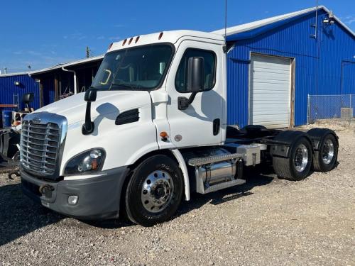 2018 Freightliner CASCADIA Truck: Tractor, Tandem Axle Day Cab