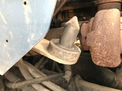 2007 Kenworth T600 Right Hood Rest: Rubber Pad Cracked Along Inside Edge
