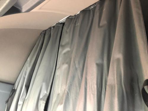2018 Freightliner CASCADIA Interior, Curtains