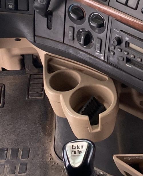 Volvo VT Dash Panel: Cup Holder
