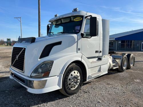 2009 Volvo VNL Truck: Tractor, Tandem Axle Day Cab