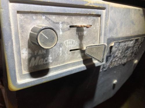1989 Mack RD600 Heater & AC Temp Control: 1 Knob And 2 Levers