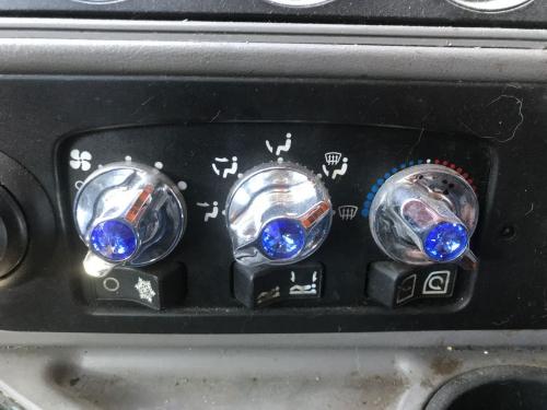 2012 Kenworth T700 Heater & AC Temp Control: 3 Knobs, 3 Switches

aftermarket Knobs