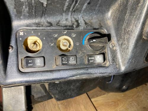 2000 Peterbilt 379 Heater & AC Temp Control: 3 Knobs And 3 Switches, Missing 2 Knobs