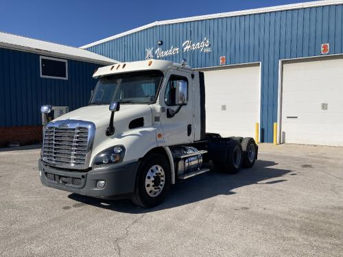 2015 Freightliner CASCADIA Truck: Tractor, Tandem Axle Day Cab