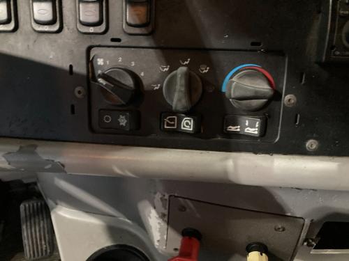 2003 Peterbilt 387 Heater & AC Temp Control: Cracked Around Speed Control Knob