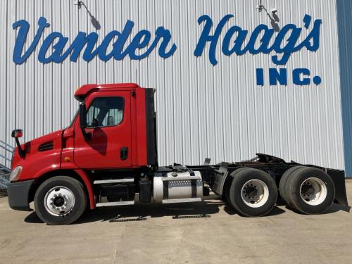 2014 Freightliner CASCADIA Truck: Tractor, Tandem Axle Day Cab